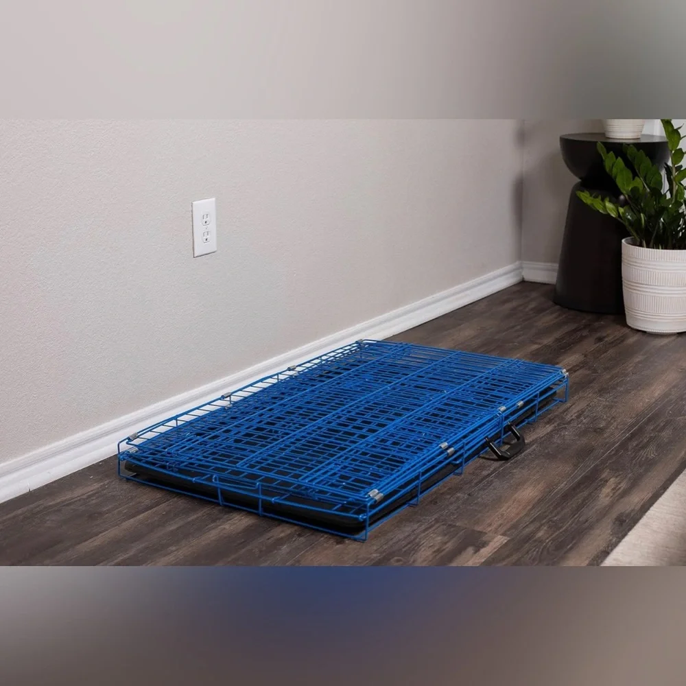 Foldable small pet cage , used but still in great condition (blue color )
